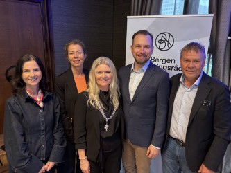 Flere fra det nye styret samlet på generalforsamlingen: Linda Litlekalsøy Aase, Ruth Brusdal, Peggy Krantz-Underland, Sturla Hjelmervik og Arild Kolltveit.