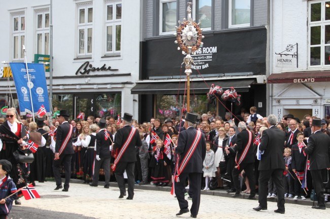 Gå med oss i 17. mai-prosesjonen!, søndag 17. mai 2026